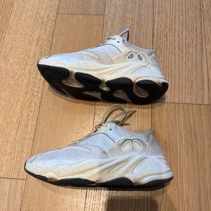 Adidas Yeezy Boost 700 - color Analog